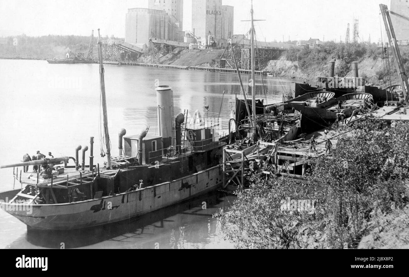 L'equipaggio di un minesweeper francese - forse i Cerisoles, Inkerman o Sebastopol - è visto a bordo della nave durante un processo sul lago superiore offshore da Fort William, Ontario, il 21 novembre 1918, due giorni prima che quelle tre navi partirono per l'Europa. I Cerisoli e l'Inkerman svanirono in una tempesta attraversando il Lago superiore -- e una nuova spedizione sta lavorando per risolvere il mistero di ciò che è accaduto alle due navi e ai 78 uomini che portarono ca. 1918 Foto Stock