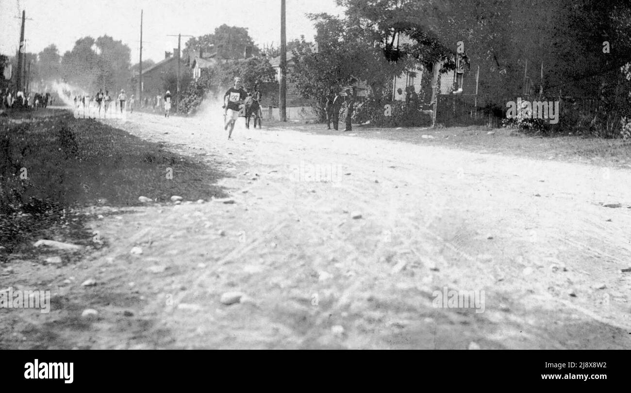 Trenton a Belleville Deacon Road Race - Foto-cartolina di persone che corrono in una gara tra Trenton e Belleville, Ontario ca. 1910 Foto Stock