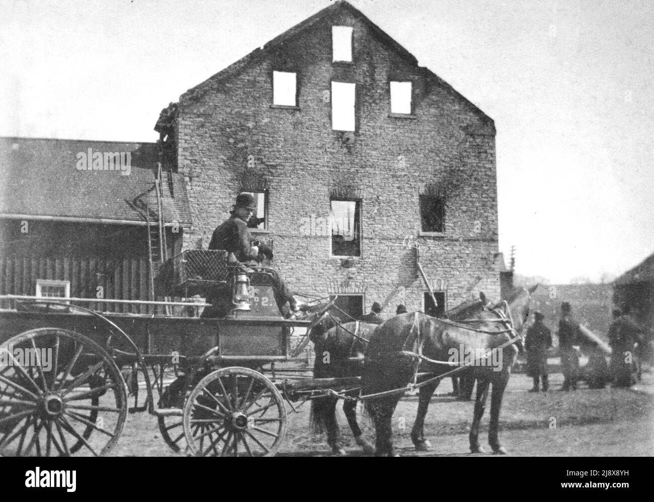 Lingham's Mill in East Moira Street a Belleville, Ontario, dopo un incendio nell'aprile 1910. Fu ricostruita dopo l'incendio e fu poi conosciuta come Carlaw Mill ca. 1910 Foto Stock