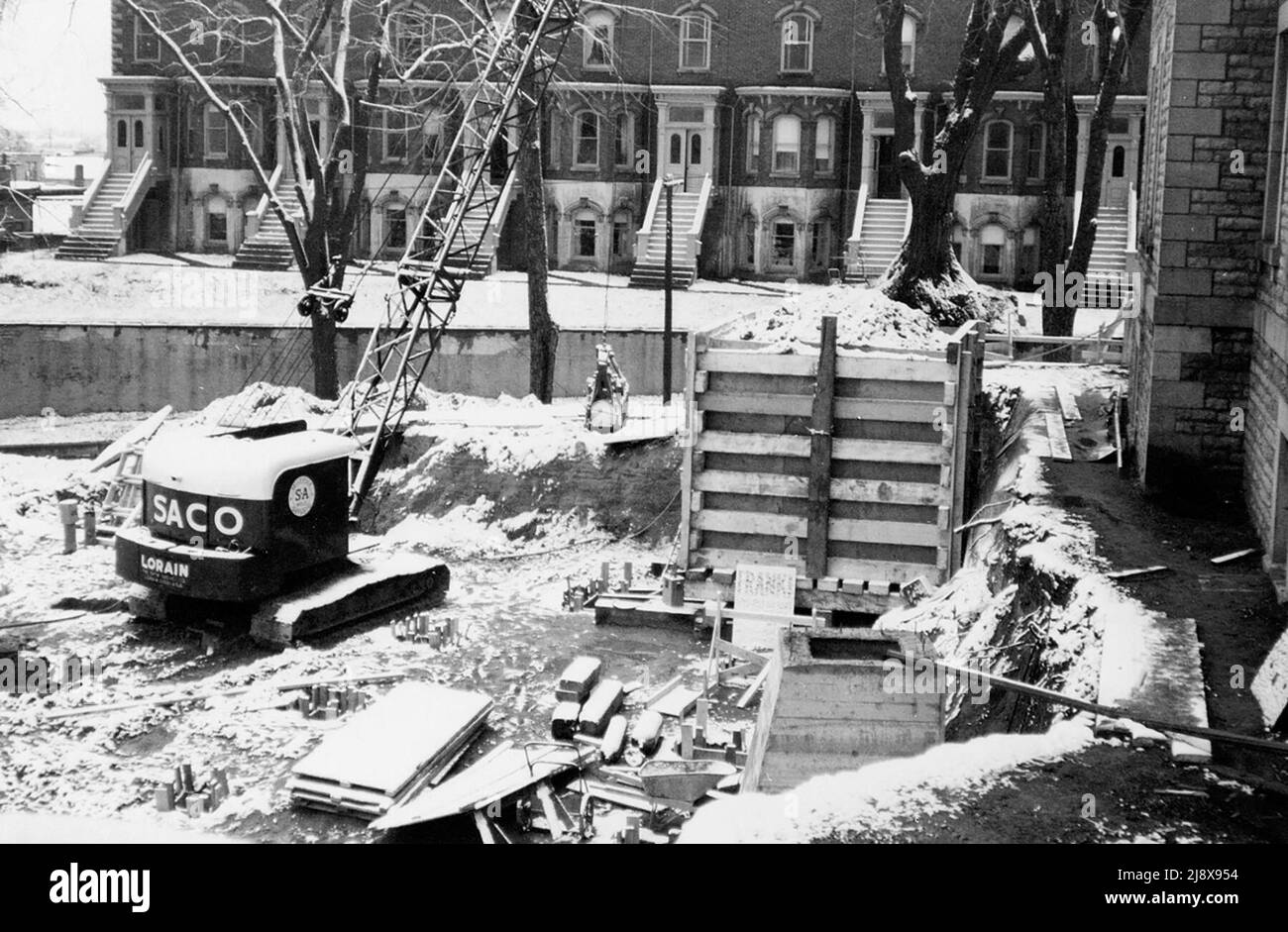 Costruzione del nuovo Hastings County Court House e edificio amministrativo a Pinnacle Street a Belleville, Ontario. Il Bellevue Apartments in Patterson Street sullo sfondo ca. 1959 Foto Stock