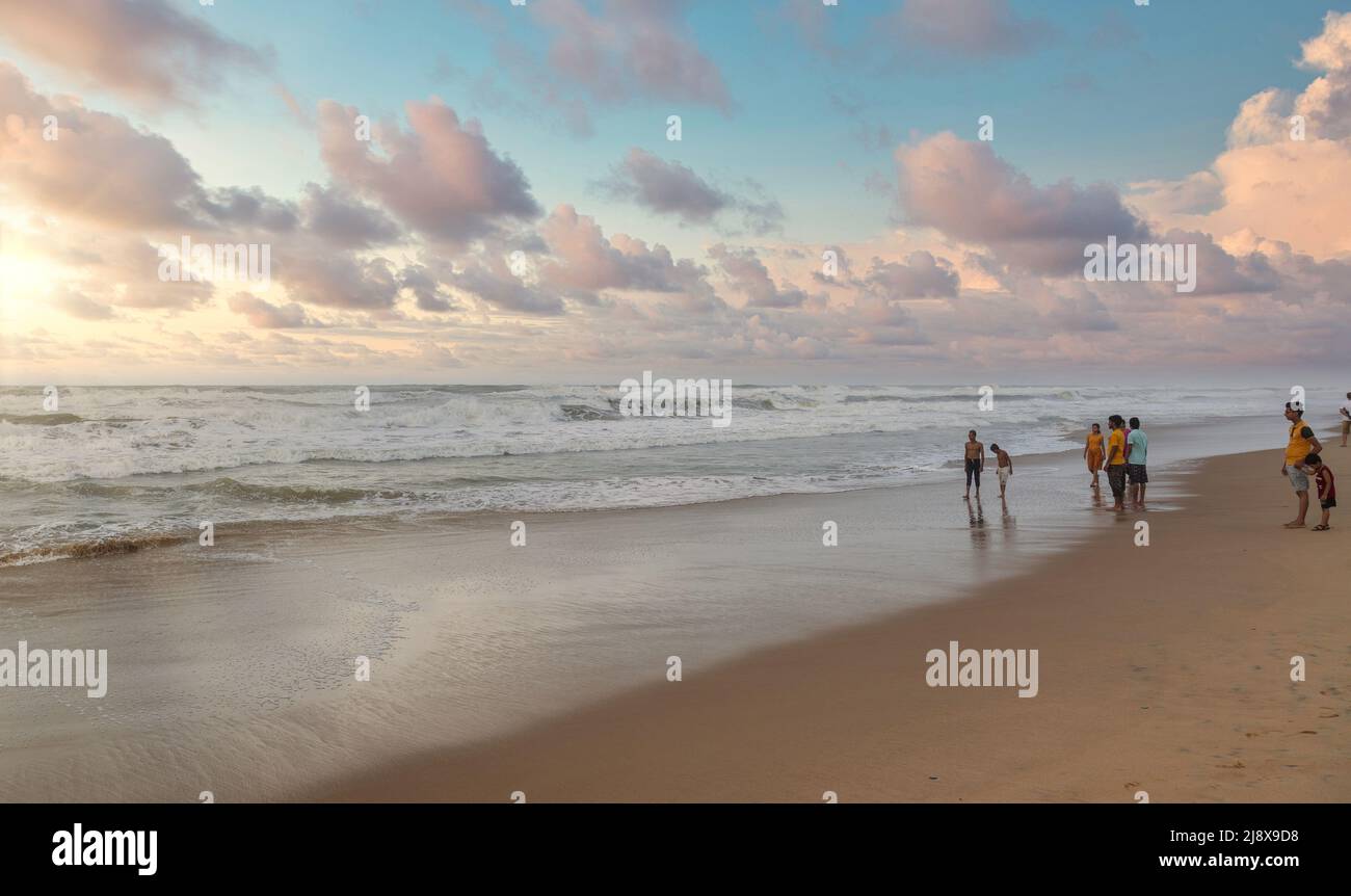 Spiaggia di mare all'alba con cielo Moody a Puri, Odisha, India Foto Stock