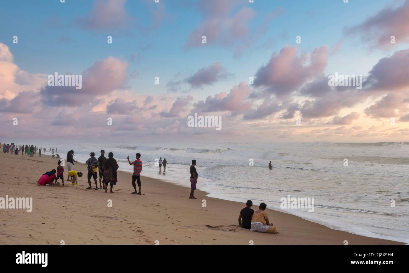 Spiaggia di mare all'alba con cielo Moody a Puri, Odisha, India Foto Stock
