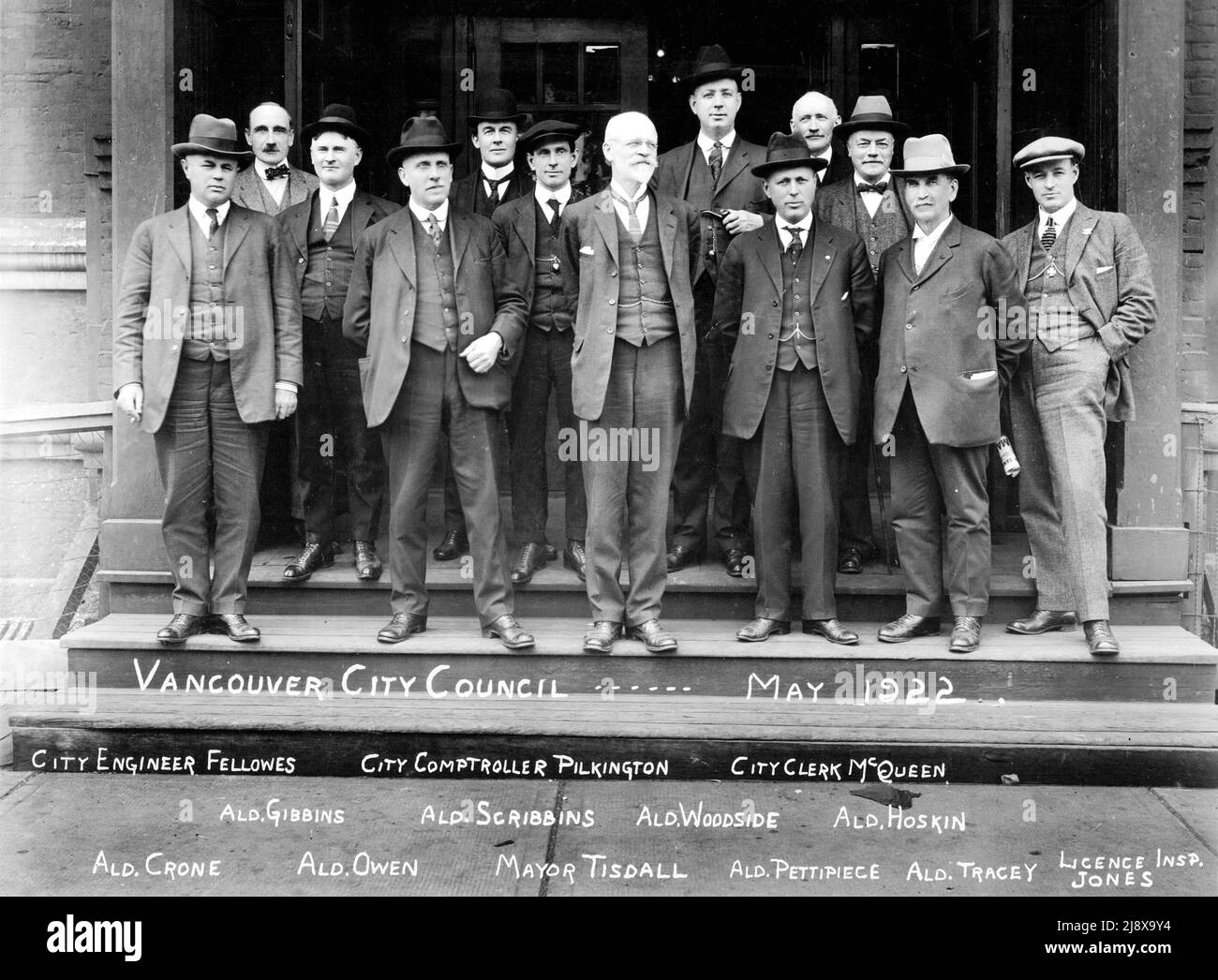 Consiglio comunale di Vancouver 1922. Ritratto di gruppo. Uomini identificati (da sinistra a destra): Back row: City Engineer Fellows, City Comptroller Pilkington, City Clerk McQueen. Riga centrale: ALD. Gibbons, Ald. Scribbins, Ald. Woodside, Queensland Hoskin. Prima fila: ALD. Crone, Queensland Owen, sindaco Tisdall, Ald. Pettipece, Ald. Tracey, licenza insp. Marco Foto Stock