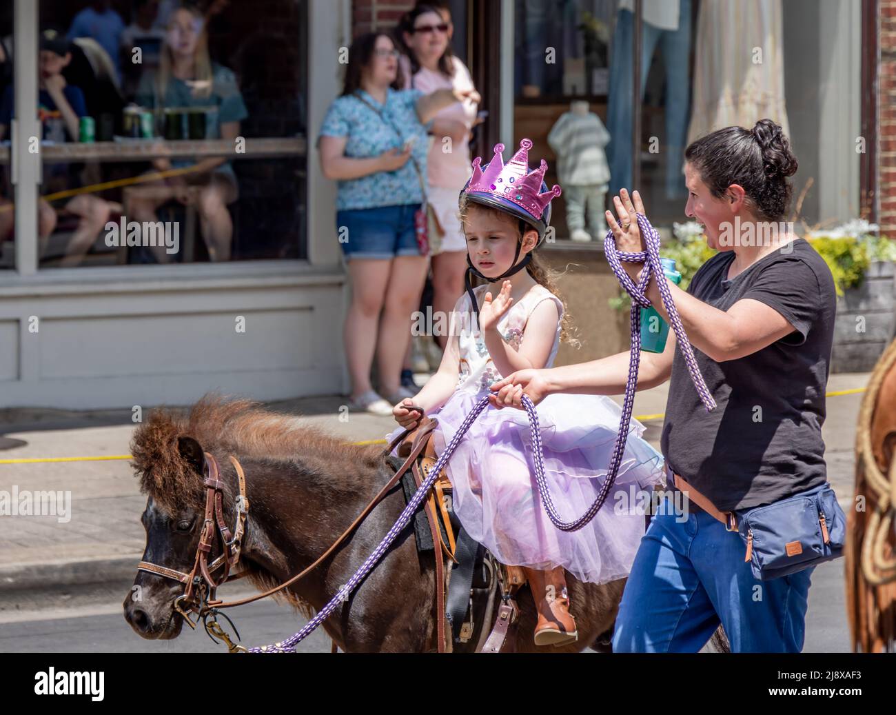 Una bambina vestita come principessa a cavallo di un pony nella Franklin Rodeo Parade Foto Stock