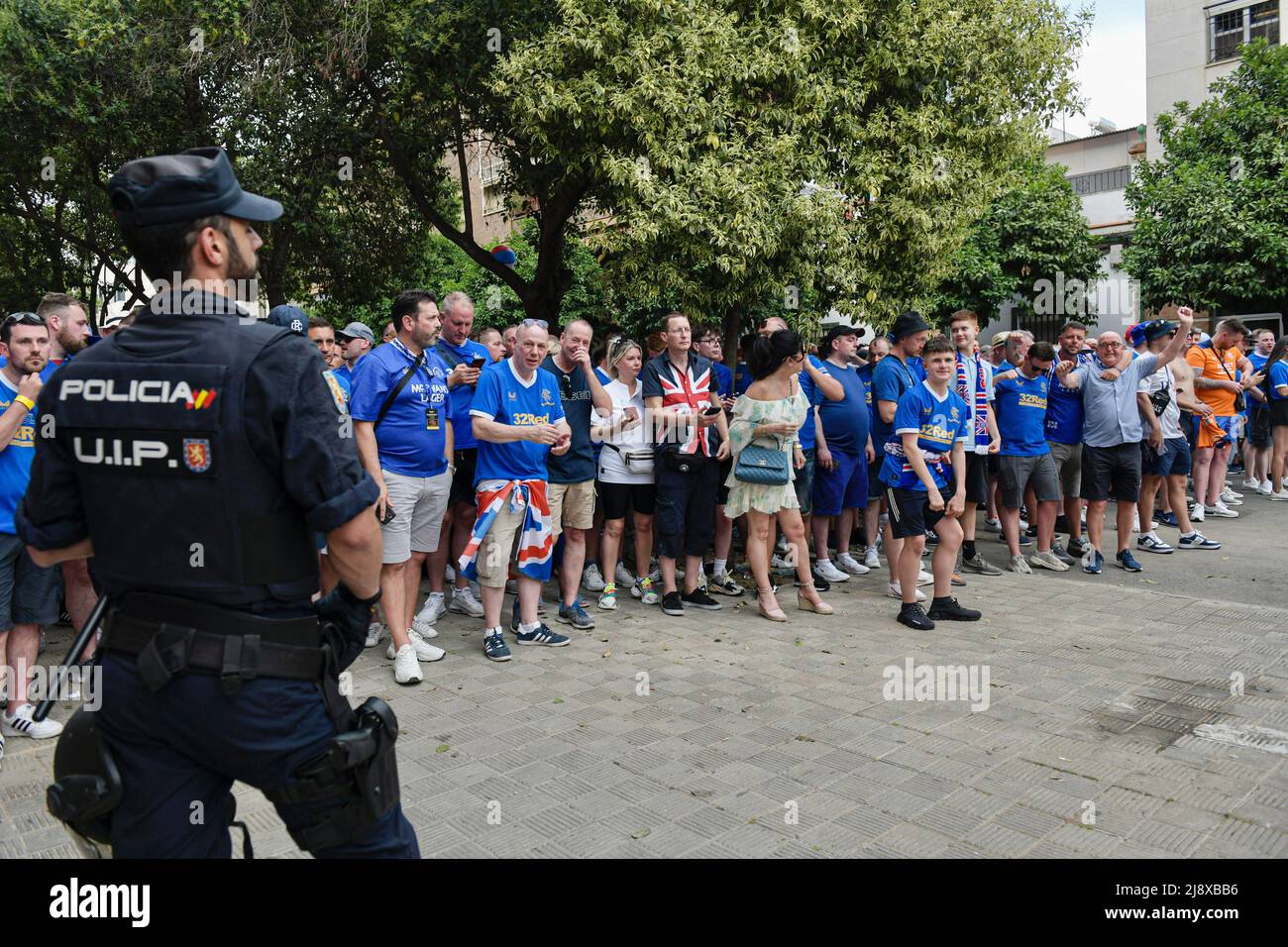 La polizia spagnola ospita i tifosi dei Glasgow Rangers all'ingresso dello stadio durante la finale dell'Europa League nella città di Siviglia. Prima della partita finale dell'Europa League tra Eintracht Frankfurt e Glasgow Rangers, allo stadio Ramón Sánchez Pizjuán di Siviglia, i tifosi di entrambe le squadre hanno incoraggiato le strade della città spagnola con canti e tifosi per sostenere le loro squadre. Sotto intenso controllo della polizia, le autorità spagnole hanno cercato di ridurre qualsiasi atto di violenza o vandalismo da parte dei tifosi di entrambe le squadre. (Foto di Israel Fuguemann/SOPA Images/Sipa USA) Foto Stock