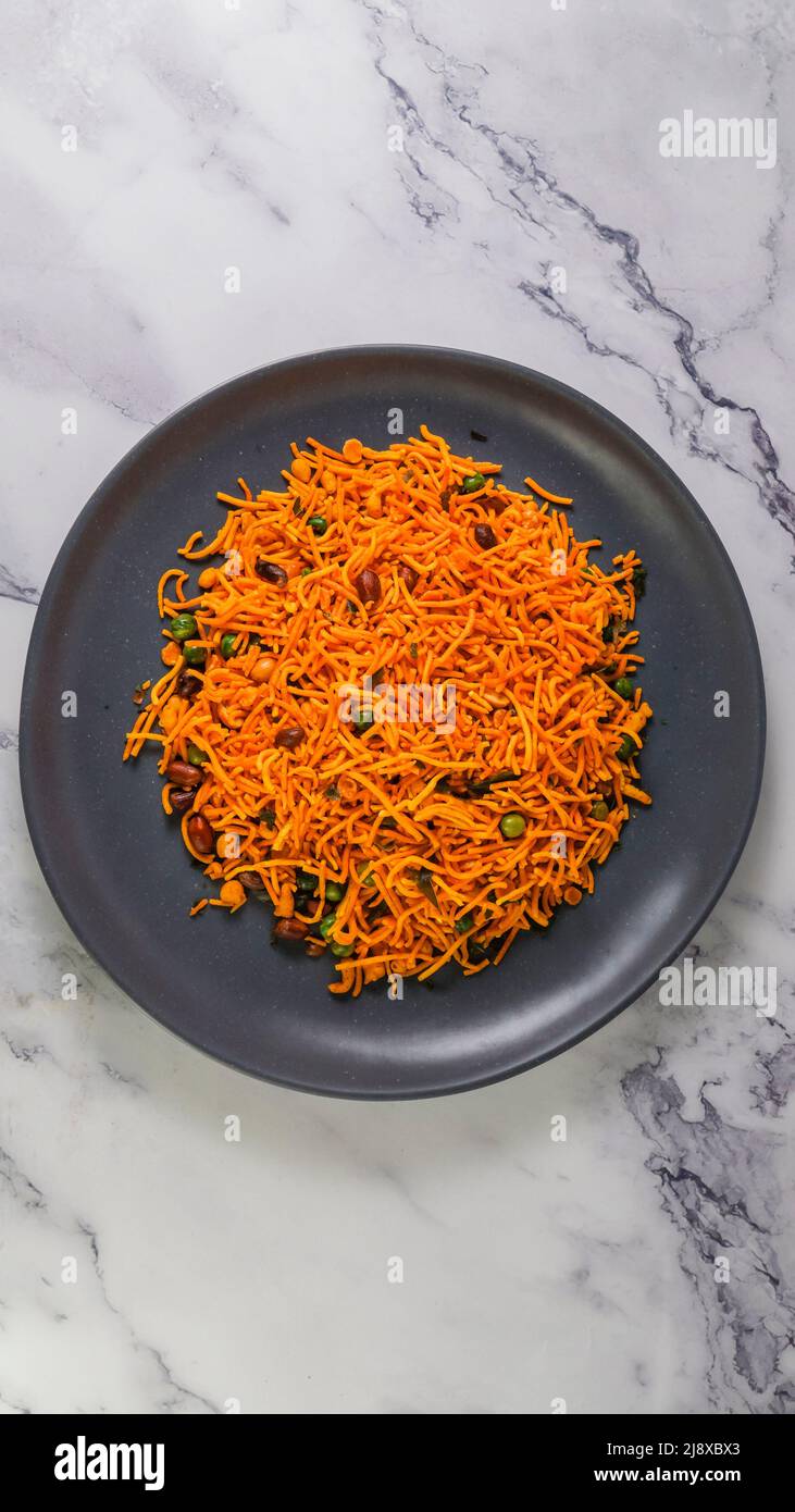 Bombay mix è un mix indiano di snack (namkeen) che consiste in una miscela variabile di ingredienti secchi piccanti, come lenticchie fritte, arachidi, ceci Foto Stock