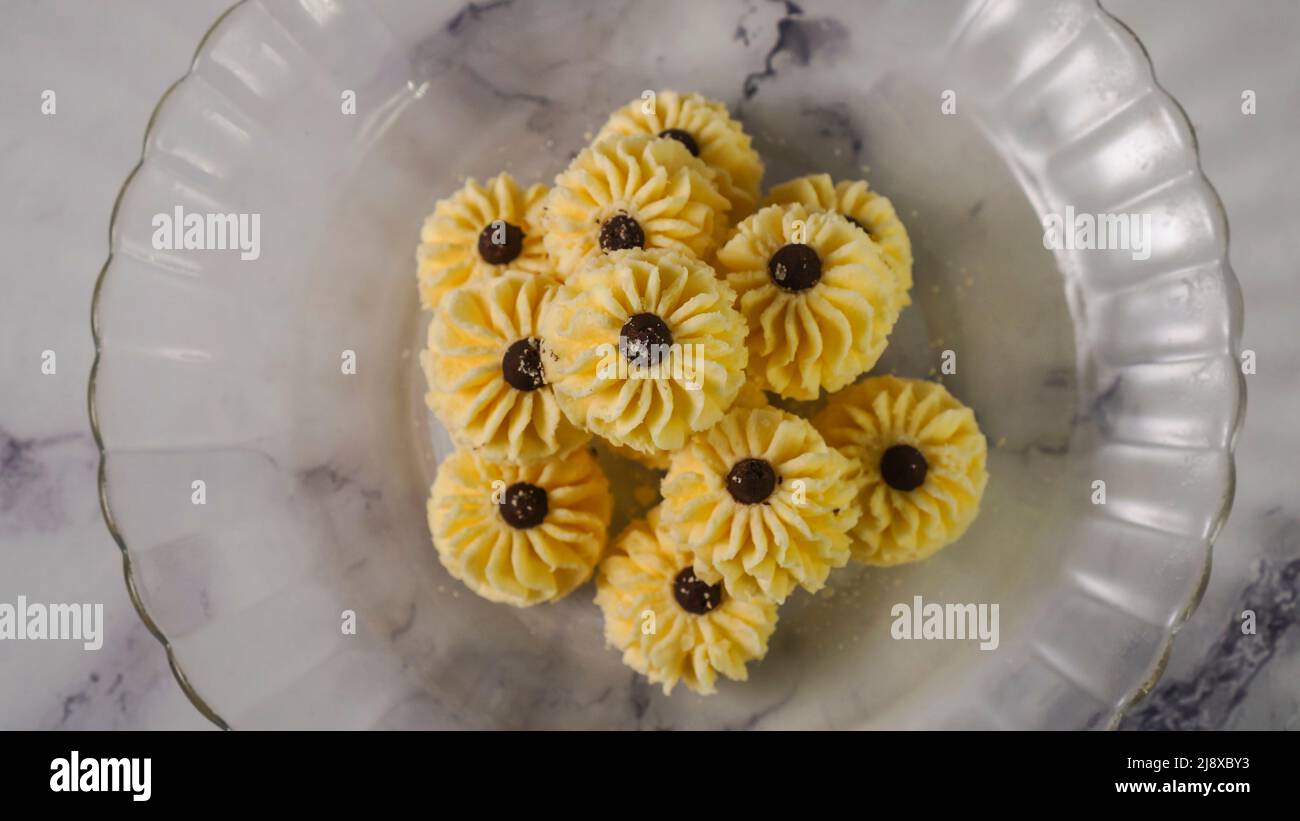 'Kuih Semperit' o biscotti al burro scozzesi e' un biscotto tradizionale malese, tradizionalmente servito durante l'Eid al-Fitr agli ospiti in visita. Foto Stock