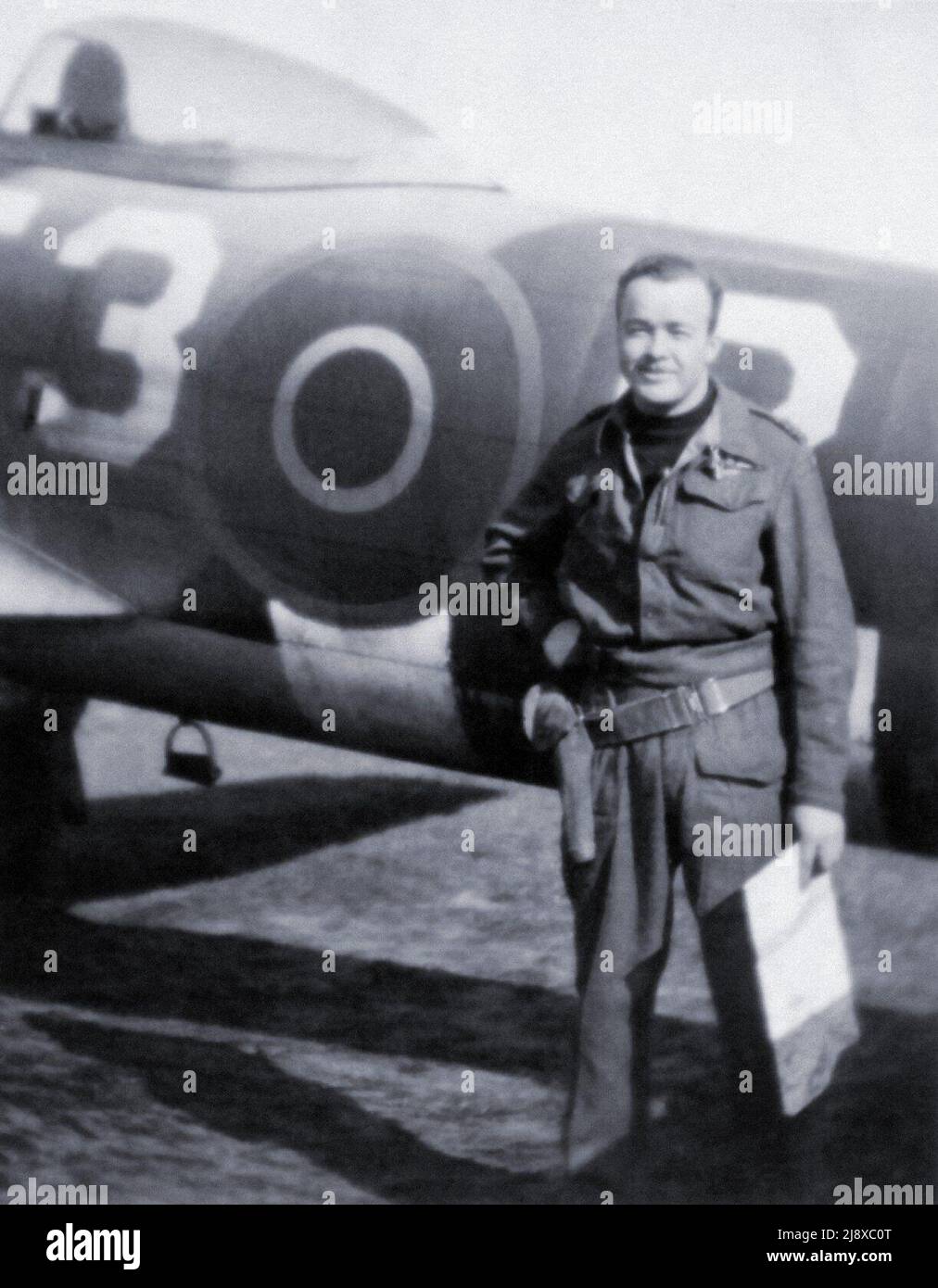 SQN LDR Jack Beirnes RCAF, CO di 438 Sqn, con il suo Hawker Typhoon F3-B ca. 1940s Foto Stock