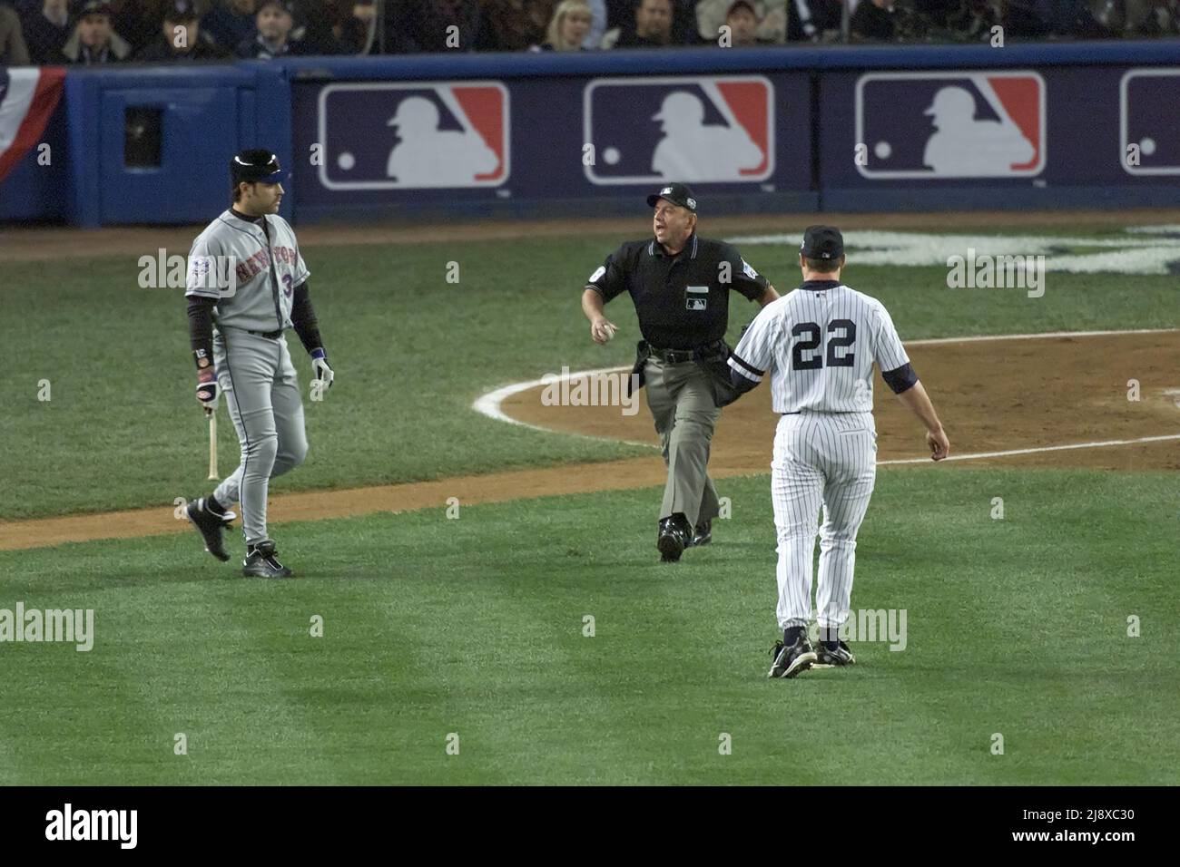 Il batter Mike Piazza dei New York Mets, a sinistra, affronta il lanciatore di New York Yankees Roger Clemens dopo aver gettato un matto durante la World Series Game 1 allo Yankees Stadium di New York il 22 ottobre 2000. Home piatto umpire Charlie Reliford è mostrato al centro. Foto di Francis Specker Foto Stock