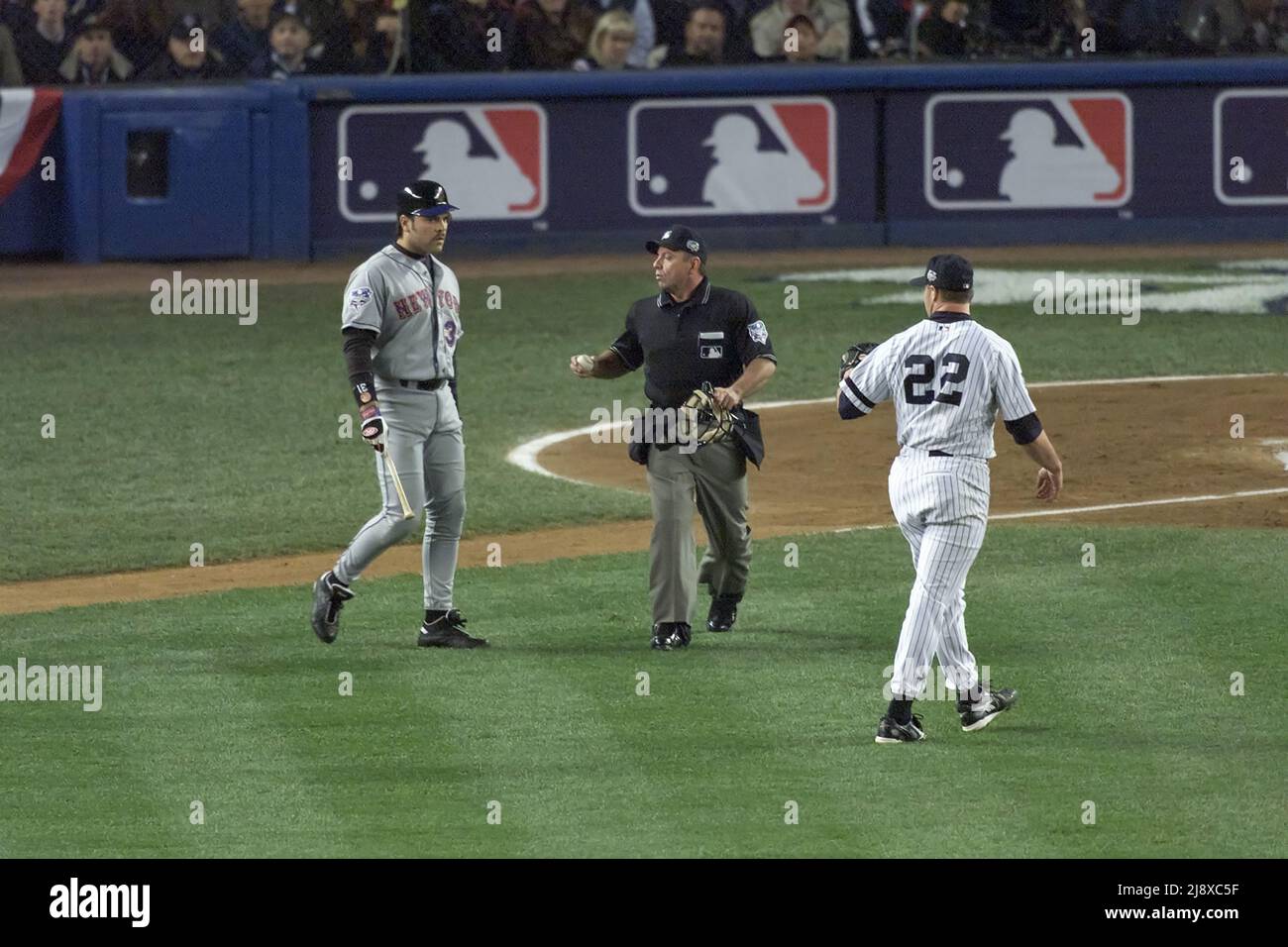 Il batter Mike Piazza dei New York Mets, a sinistra, affronta il lanciatore di New York Yankees Roger Clemens dopo aver gettato un matto durante la World Series Game 1 allo Yankees Stadium di New York il 22 ottobre 2000. Home piatto umpire Charlie Reliford è mostrato al centro. Foto di Francis Specker Foto Stock