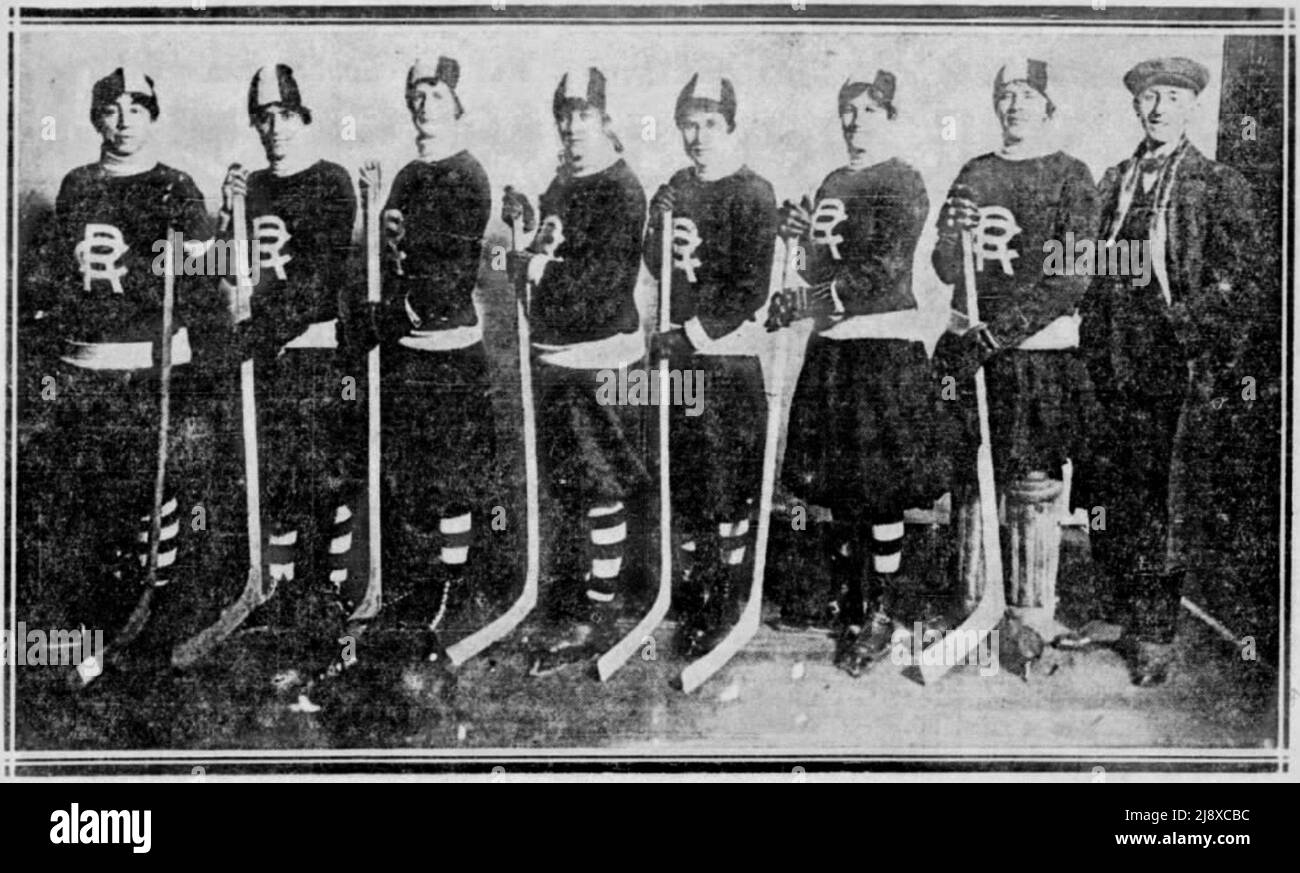 Calgary Regents squadra di hockey su ghiaccio femminile nel 1916-17 da sinistra a destra: E. M. Ballard (punto di copertura), E. O. Robinson (ala destra), M. Simpson (centro), Winnie R. Shipps (ala sinistra), P. L. Pensy Pue (rover), A. L. Brownlee (punto), Jessie MacDonald (goaltender), C. L. Brown (allenatore) Foto Stock