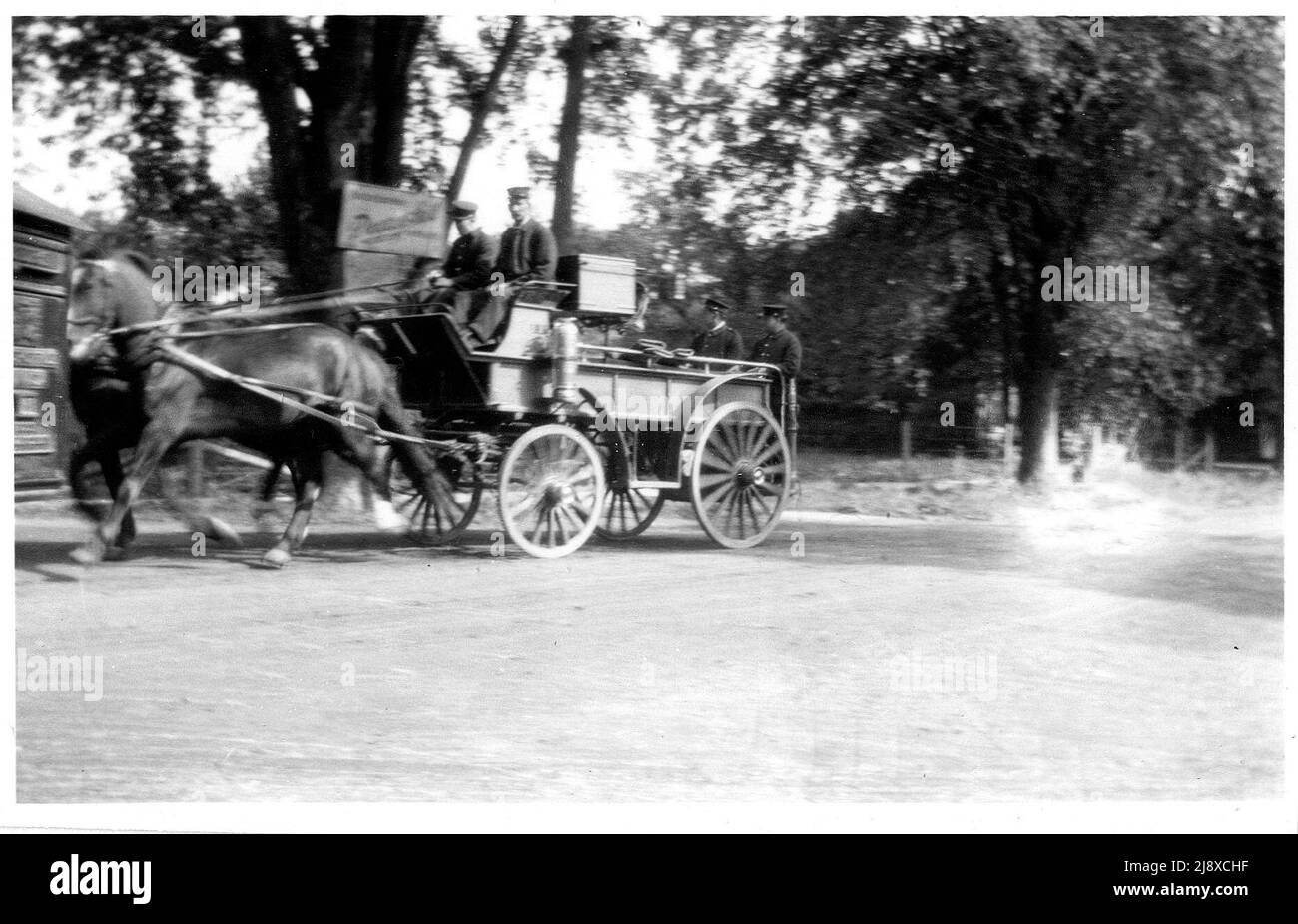 Carro trainato da cavalli del Dipartimento dei vigili del fuoco, Belleville, Ontario, settembre 1916. Il carro ha un'interessante combinazione di un pezzo di passo e parafanghi ca. 1916 Foto Stock