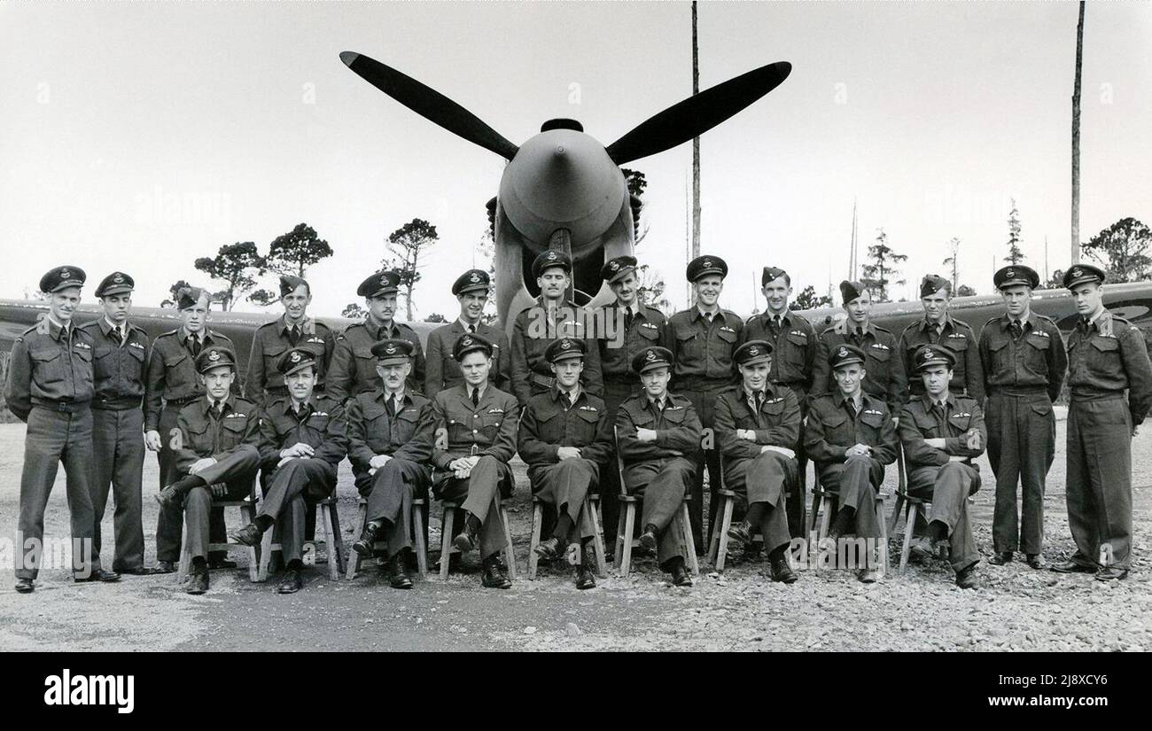 118 piloti Sqn RCAF a Sea Island BC 1943 davanti ad un'unità Kittyhawk. In piedi da sinistra a destra: Ward, Park, Vickers, Dawber, Price, Getty, Hutchinson, Jones, Edington, Hilton, Hope, Upham, Coffey, McKenzie. Seduto da sinistra a destra: Cornelison, Brooker, disposto (Adj), Wilson, Grant, Beirnes, Banting, Burden, Newsome ca. 1943 Foto Stock