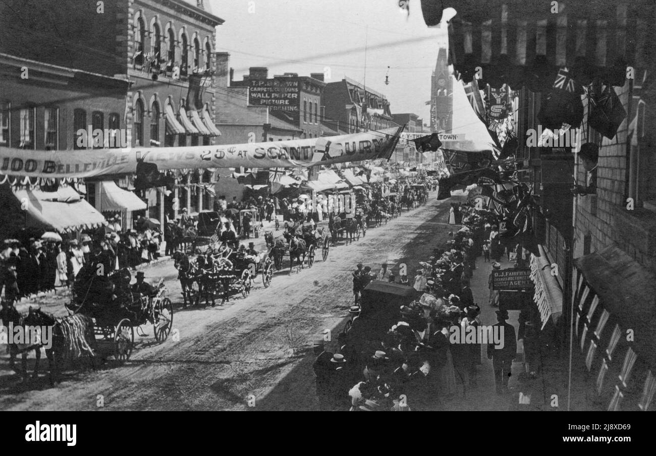 Cartolina con cavalli e carrozze in parata in direzione nord su Front Street, Belleville, Ontario. Il municipio è visibile in distanza ca. 1907 Foto Stock