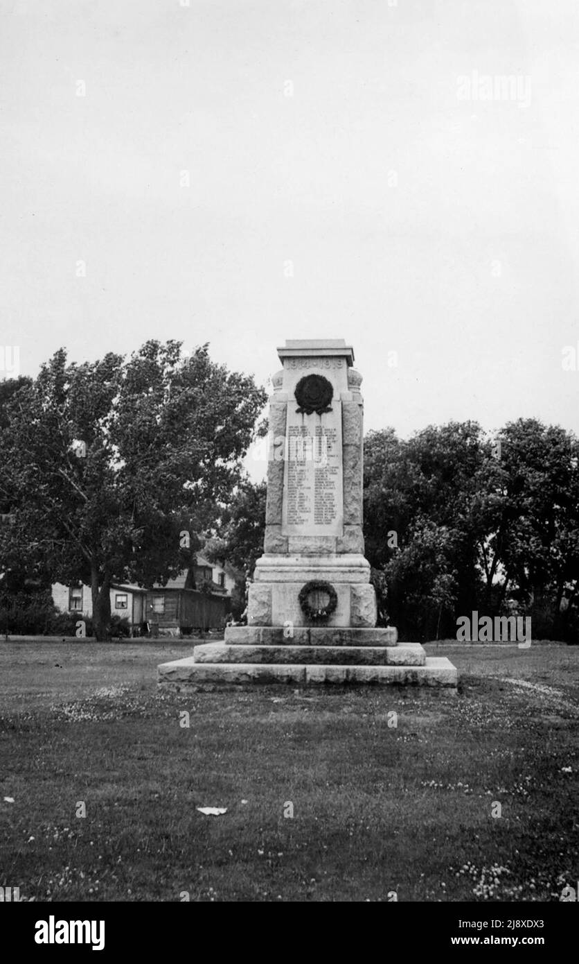 Memorial Park in Station Street a Belleville, Ontario, che mostra il cenotafi ca. Tra il 1920 e il 1929 Foto Stock