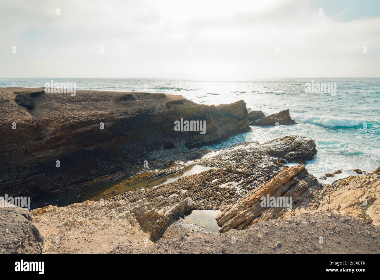 Scogliere rocciose e vista sull'oceano, parco statale Montana de Oro, costa centrale della California Foto Stock