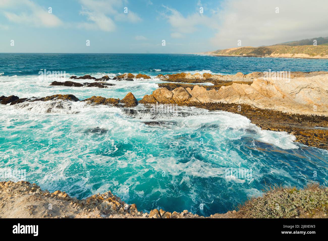 Litorale roccioso al largo dell'oceano Pacifico nel Montana de Oro state Park, California Central Coast Foto Stock