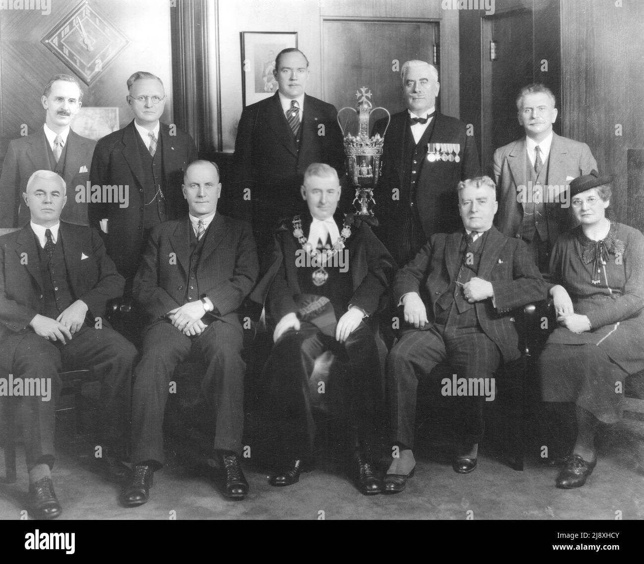 Il consiglio comunale di Vancouver nell'ufficio del sindaco 1937. Ritratto di gruppo composito che mostra: Seduto: Alderman Fred Crone, Alderman J.W. Cornet, sindaco George C. Miller, Alderman Thomas H. Kirk, Alderwoman Helena Gutteridge; in piedi: Alderman A. fretta, Alderman R.P. Pettipece, Alderman H.D. Wilson, Macebearer Alex McKay e Alderman John Bennett ca. 1937 Foto Stock