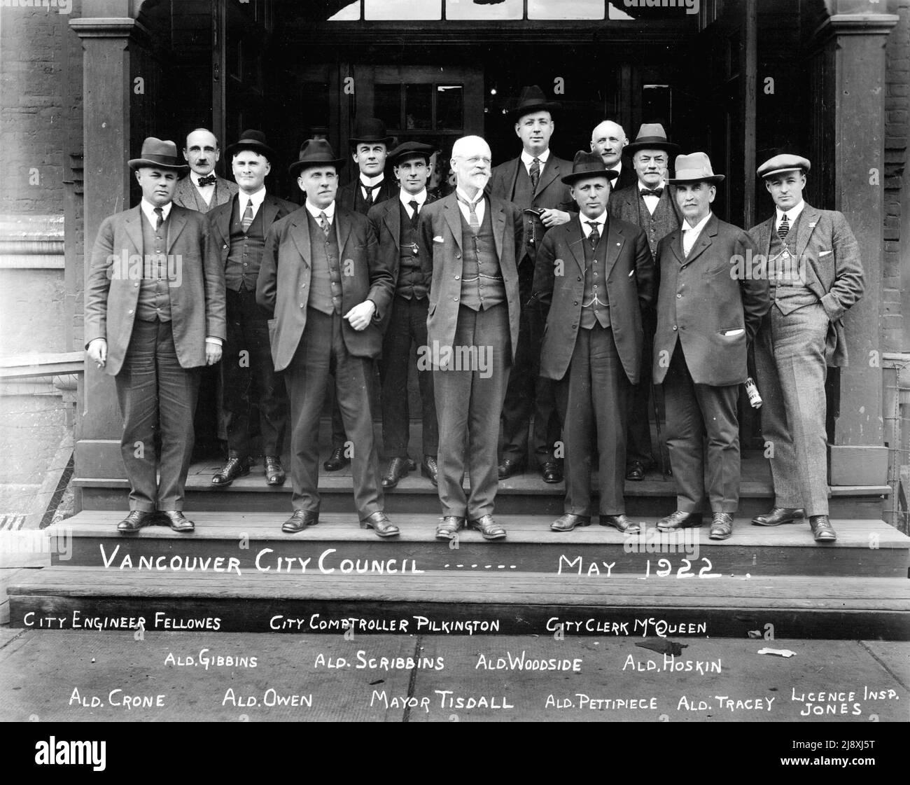 Consiglio comunale di Vancouver 1922. Ritratto di gruppo. Uomini identificati (da sinistra a destra): Back row: City Engineer Fellows, City Comptroller Pilkington, City Clerk McQueen. Riga centrale: ALD. Gibbons, Ald. Scribbins, Ald. Woodside, Queensland Hoskin. Prima fila: ALD. Crone, Queensland Owen, sindaco Tisdall, Ald. Pettipece, Ald. Tracey, licenza insp. Marco Foto Stock