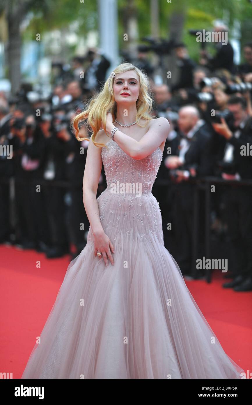 Elle Fanning arrivo per la proiezione di Top Gun: Maverick come parte del Festival del Cinema di cannes 75th il 18 maggio 2022 a Cannes, Francia. Foto di Franck Castel/ABACAPRESS.COM Foto Stock