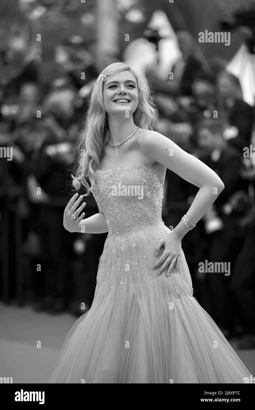 Elle Fanning arrivo per la proiezione di Top Gun: Maverick come parte del Festival del Cinema di cannes 75th il 18 maggio 2022 a Cannes, Francia. Foto di Franck Castel/ABACAPRESS.COM Foto Stock