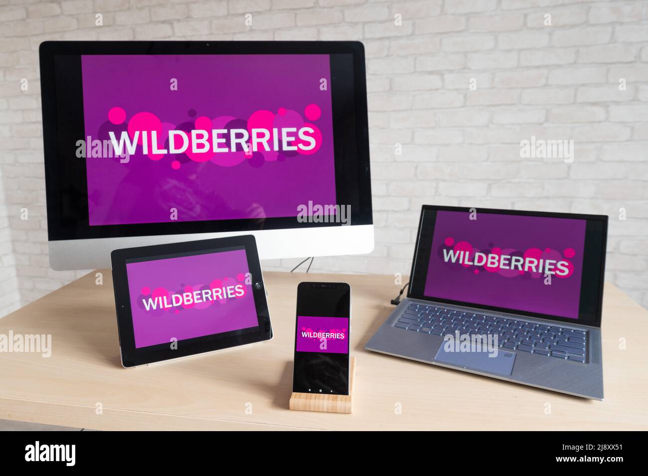 Novosibirsk, Russia 05 maggio 2020: Logo Wildberries sugli schermi dei dispositivi. Foto Stock