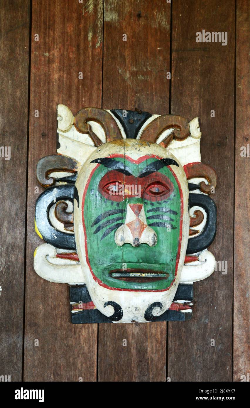 Maschera in legno intagliata del gruppo etnico Melanau a Sarawak, Malesia. Foto Stock