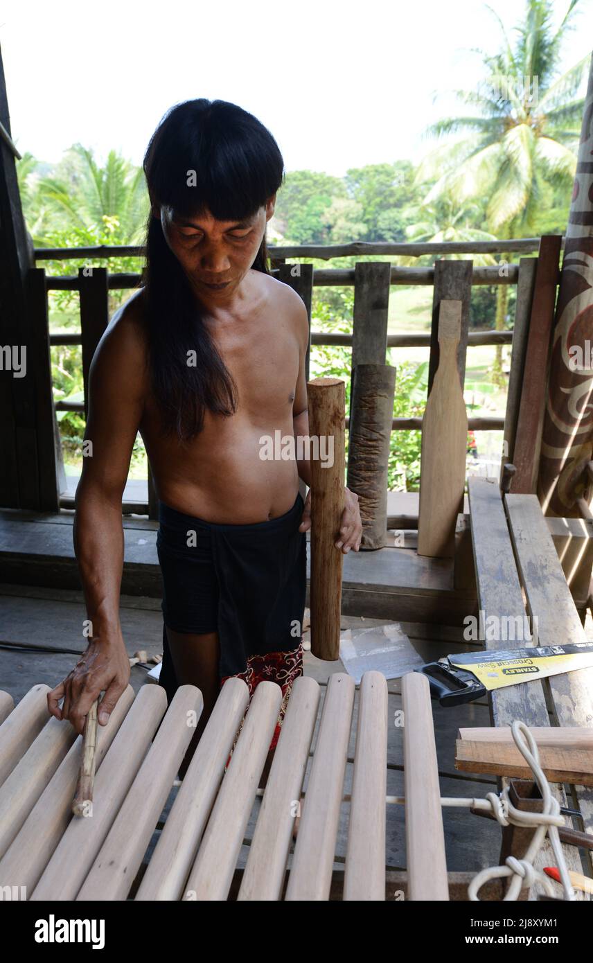 Un uomo di Orang Ulu che suona il Jatung Utang, Uno xilofono di legno tradizionale. Sarawak villaggio culturale, Kuching, Sarawak, Borneo. Foto Stock
