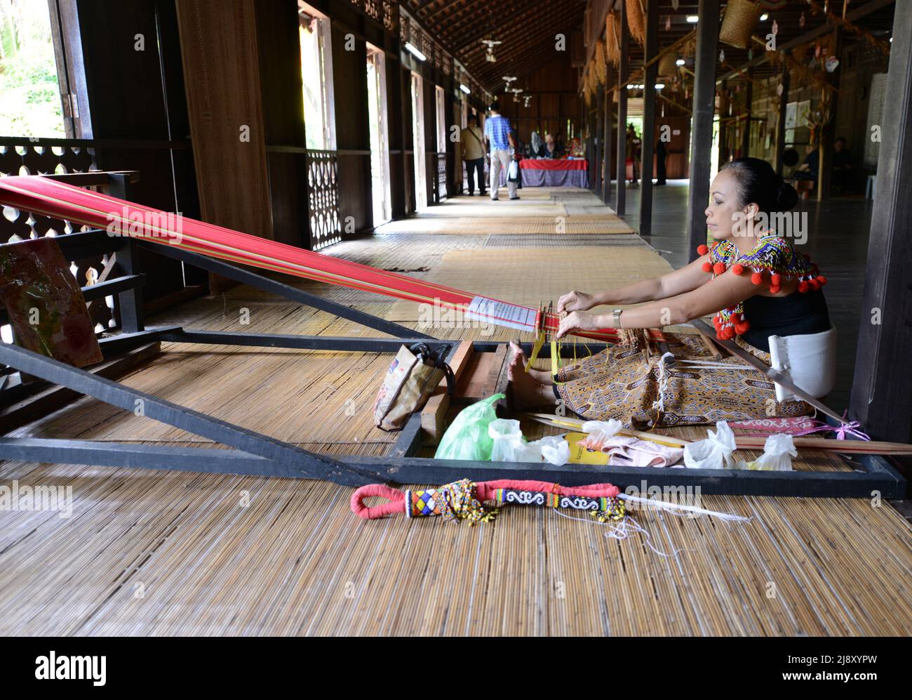 Tessitura tradizionale e artigianato esposto da una donna al centro culturale di Kuching, Sarawak, Malesia. Foto Stock