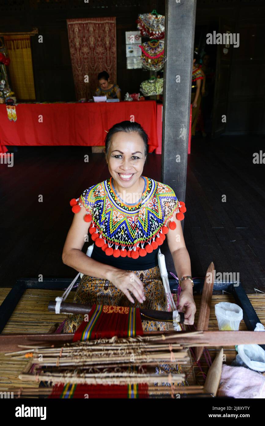 Tessitura tradizionale e artigianato esposto da una donna al centro culturale di Kuching, Sarawak, Malesia. Foto Stock