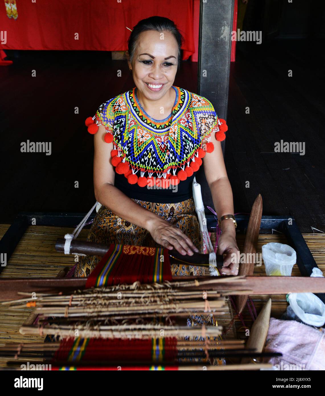 Tessitura tradizionale e artigianato esposto da una donna al centro culturale di Kuching, Sarawak, Malesia. Foto Stock