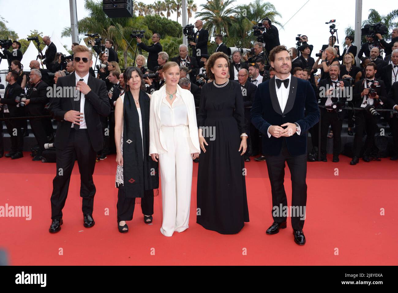 18 maggio 2022, CANNES, Francia: CANNES, FRANCIA - 18 MAGGIO: (Da L a R) 'un certain regard' membri della Giuria : Benjamin Biolay, Debra Granik, Joanna Kulig, Valeria Golino ed Edgar Ramirez partecipano allo screening di ''Top Gun: Maverick'' durante il festival annuale del cinema di Cannes 75th al Palais des Festivals il 18 maggio 2022 a Cannes, Francia. (Credit Image: © Frederick Injimbert/ZUMA Press Wire) Foto Stock