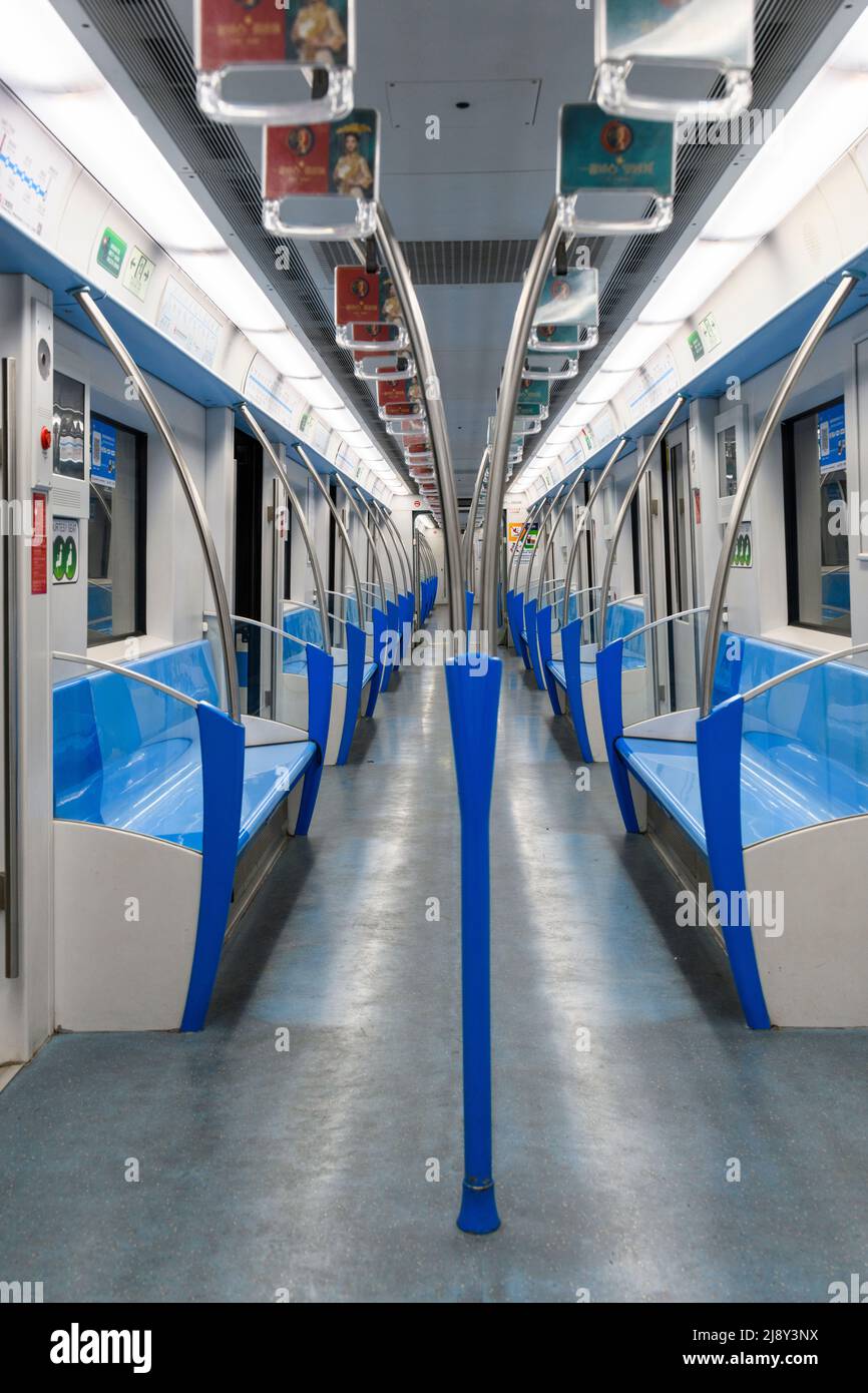 La linea 2 della metropolitana di Shanghai è vuota la notte prima che Shanghai inizi il blocco in tutta la città. Foto Stock