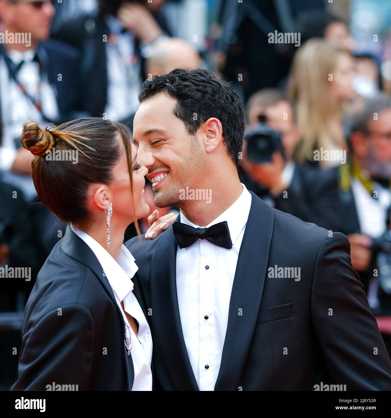 Cannes, Francia. 18th maggio 2022. Cannes, Francia, mercoledì, maggio. 18, 2022 - Diego El Glaoui e Iris Mittenaere è visto al tappeto rosso Top Gun Maverick durante il Festival del Cinema di Cannes 75th al Palais des Festivals et des Congrès de Cannes . Foto di Credit: Julie Edwards/Alamy Live News Foto Stock