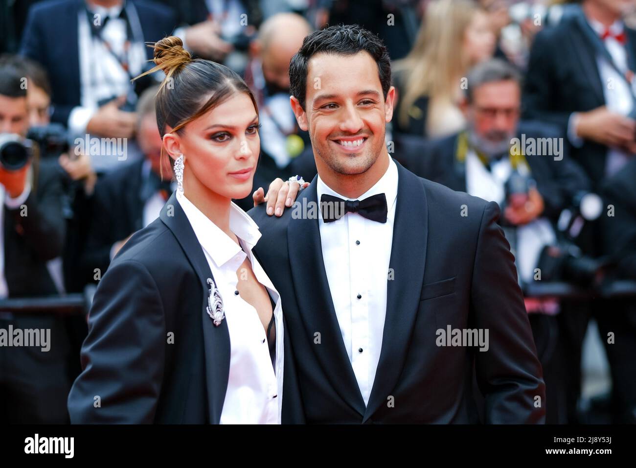 Cannes, Francia. 18th maggio 2022. Cannes, Francia, mercoledì, maggio. 18, 2022 - Diego El Glaoui e Iris Mittenaere è visto al tappeto rosso Top Gun Maverick durante il Festival del Cinema di Cannes 75th al Palais des Festivals et des Congrès de Cannes . Foto di Credit: Julie Edwards/Alamy Live News Foto Stock