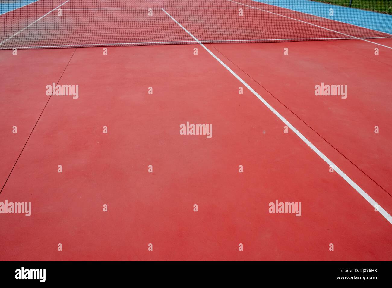 Vista su un campo da tennis rosso con superficie dura Foto Stock