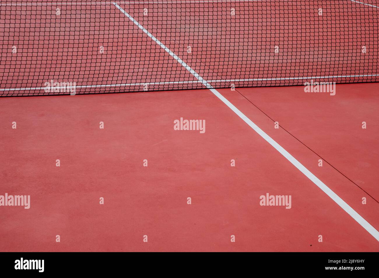 Vista su un campo da tennis rosso con superficie dura Foto Stock