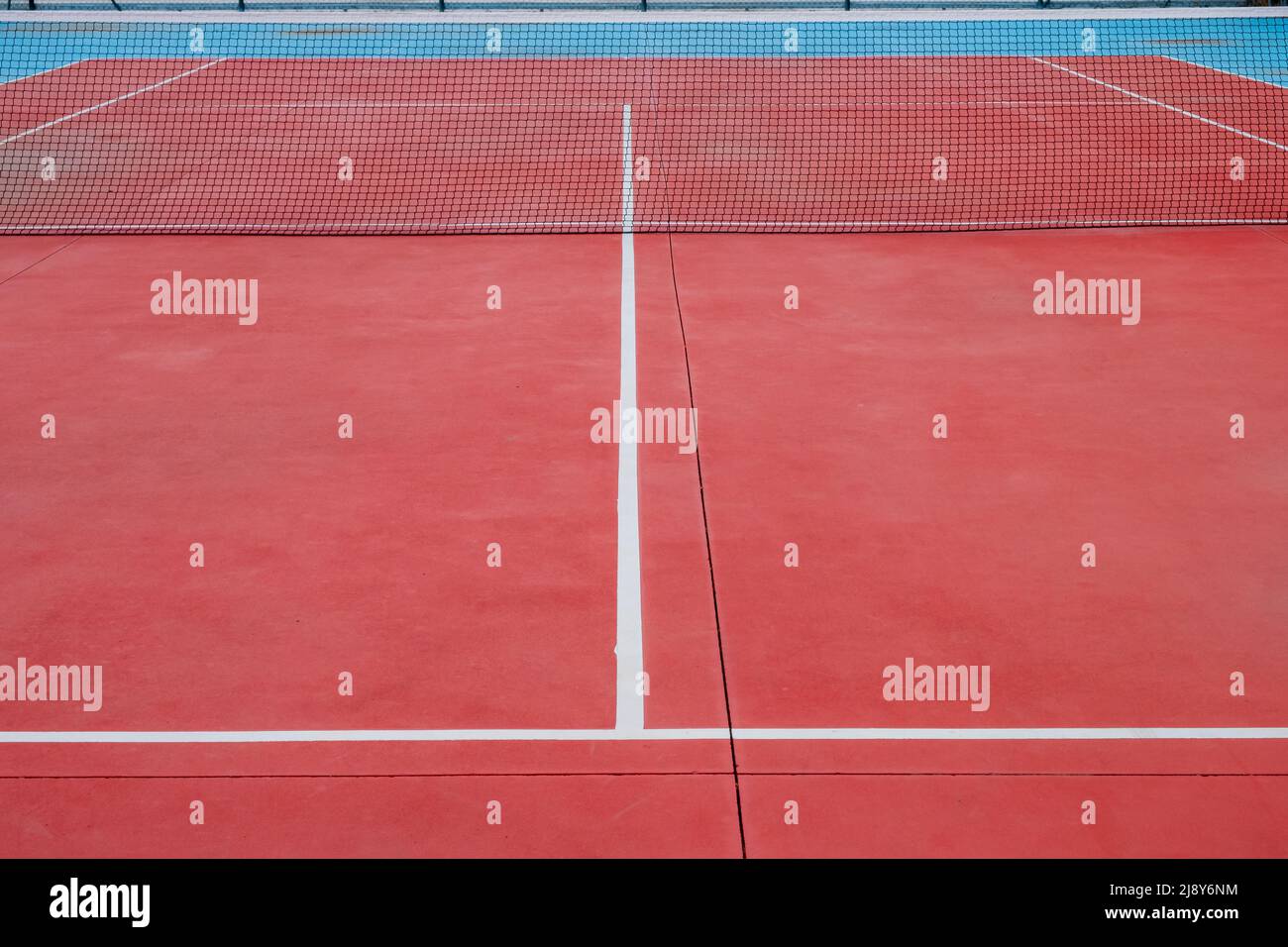 Vista su un campo da tennis rosso con superficie dura Foto Stock