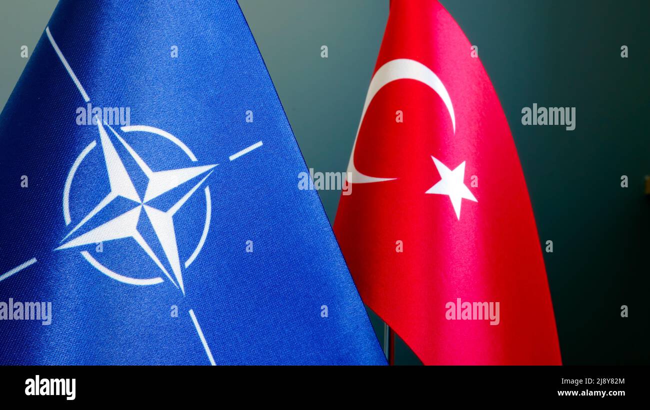 KIEV, UCRAINA - 19 maggio 2022. Primo piano delle bandiere NATO e Turchia. Foto Stock