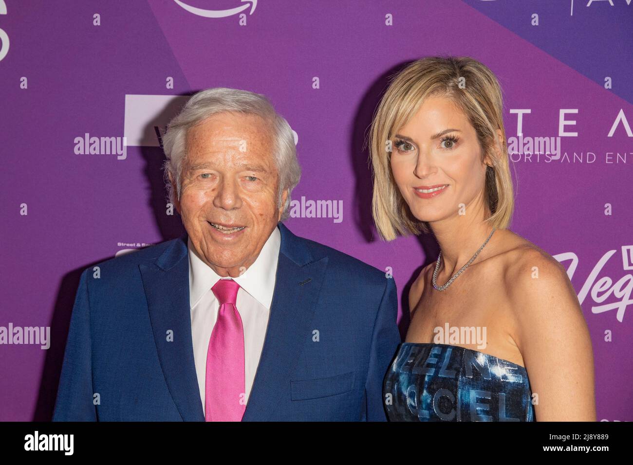 New York, Stati Uniti. 18th maggio 2022. Robert Kraft e Dana Blumberg partecipano ai 15th annuali Sports Business Awards al New York Marriott Marquis Hotel di New York City. Credit: SOPA Images Limited/Alamy Live News Foto Stock