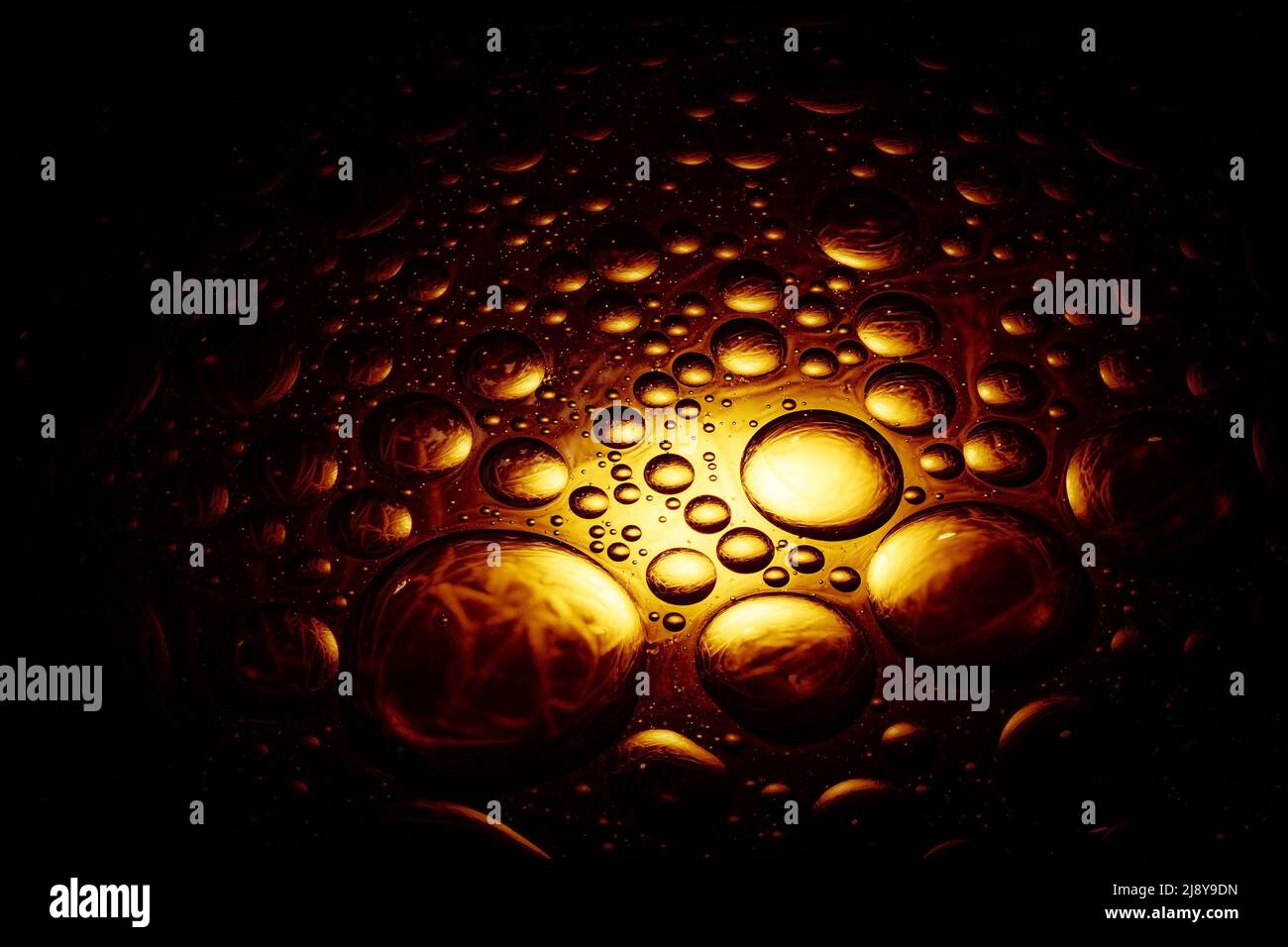 Sfondo scuro abstract con spionlight giallo dorato brillante Foto Stock
