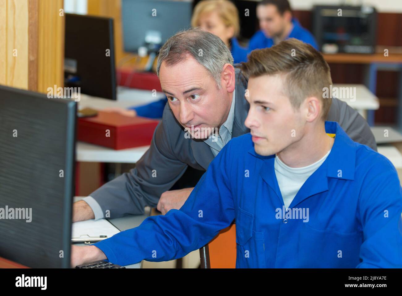 i tecnici dell'hardware del computer eseguono un esame pratico Foto Stock