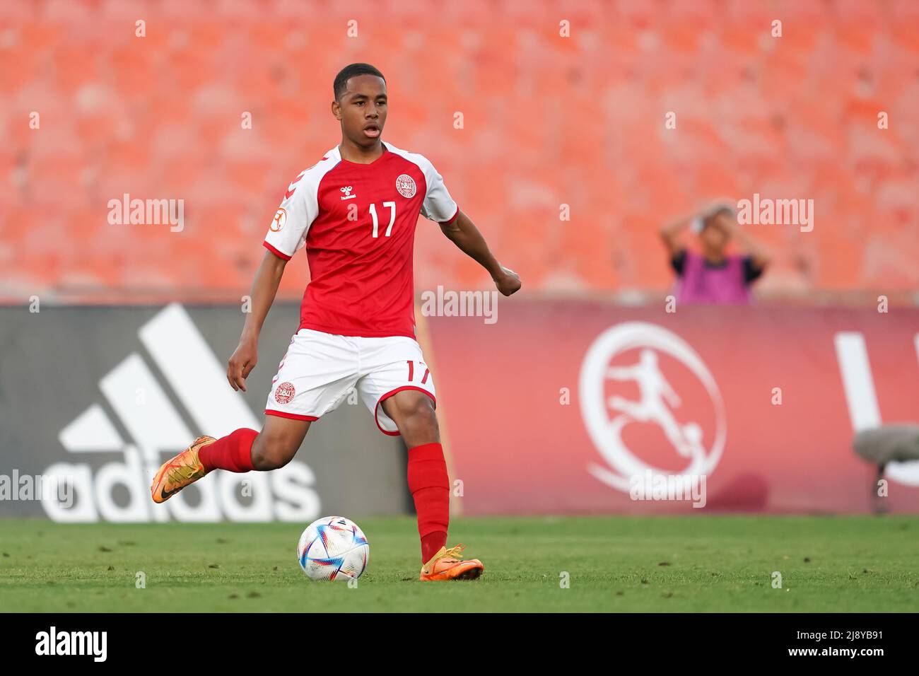 Tel Aviv, Israele. 17th maggio 2022. Noah Nartey (17 Danimarca) controlla la palla (azione) durante la partita di calcio UEFA Under 17 European Championship 2022 tra Danimarca e Svezia al Ramat-Gan-Stadion di Tel Aviv, Israele. Daniela Porcelli/SPP Credit: SPP Sport Press Photo. /Alamy Live News Foto Stock