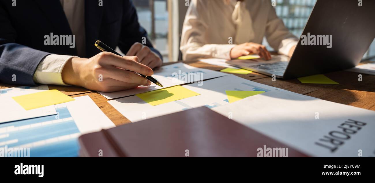 Businessman che lavora analizzando e calcolando la relazione finanziaria annuale di spesa Foto Stock