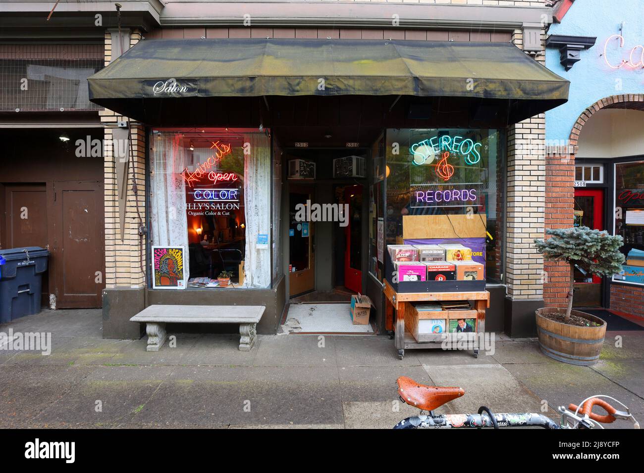 Clinton Street Record & Stereo, Gilly's Salon, 2510 se Clinton St, Portland Storefront foto di un negozio di dischi e parrucchiere, Oregon Foto Stock