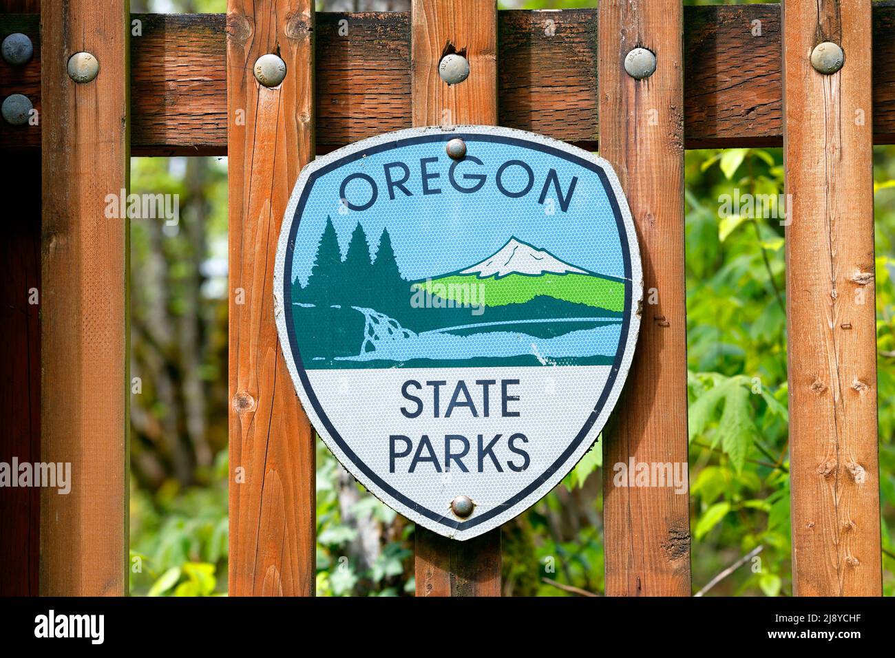 Segnaletica dei parchi statali dell'Oregon in un parco statale dello stato dell'Oregon. Il logo presenta Mount Hood, cascate e foreste. Foto Stock