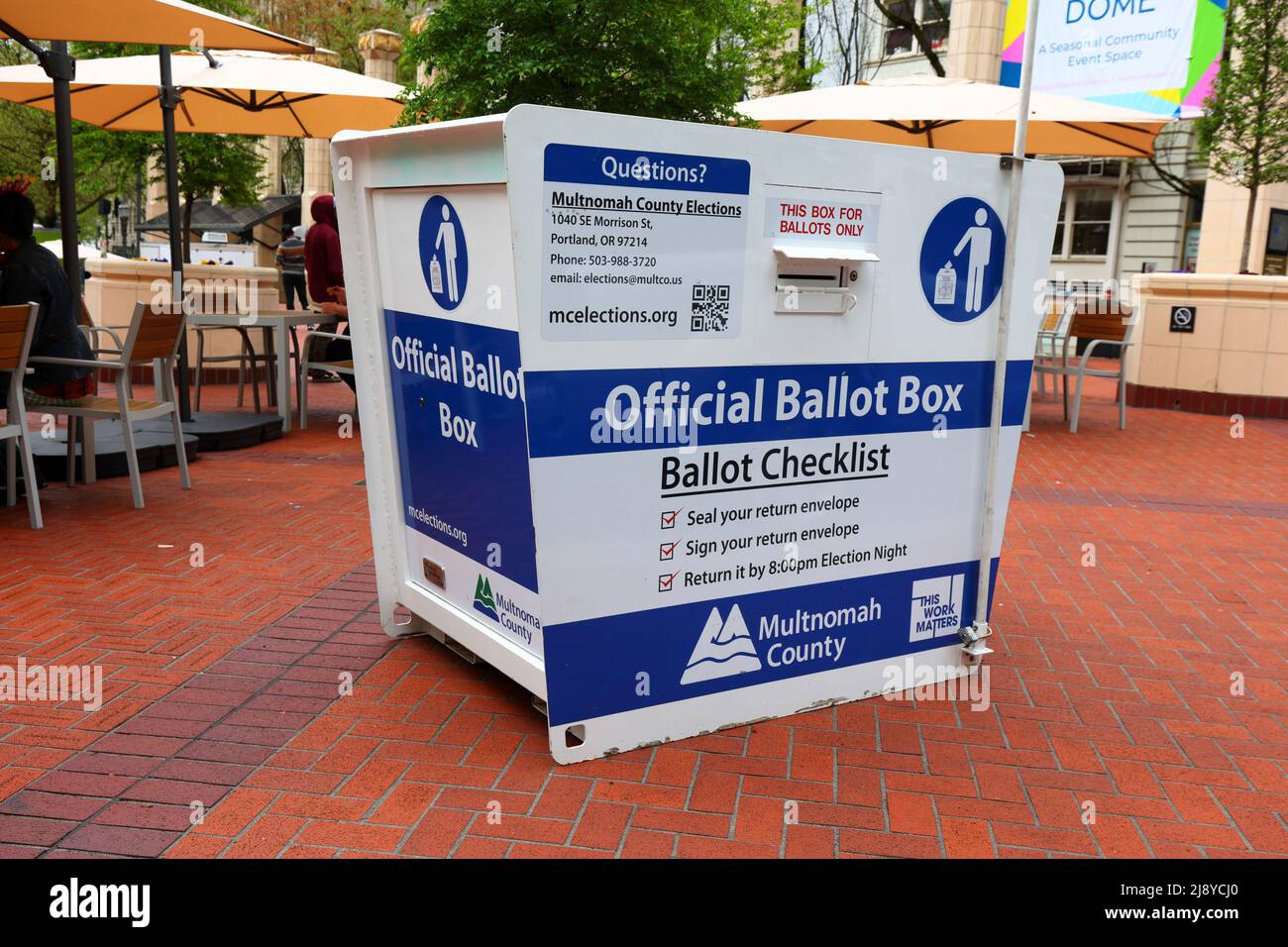 A Multnomah County Official ballot Box, ballottaggio drop box presso Pioneer Courthouse Square a Portland, Oregon, 30 aprile 2022. Foto Stock