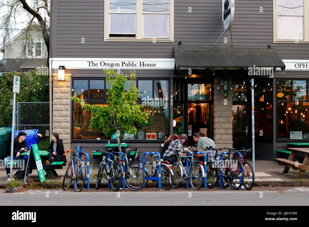 L'Oregon Public House, 700 NE Dekum St, Portland Storefront foto di un bar a Woodlawn con i proventi a sostegno di vari non-profit, Oregon Foto Stock