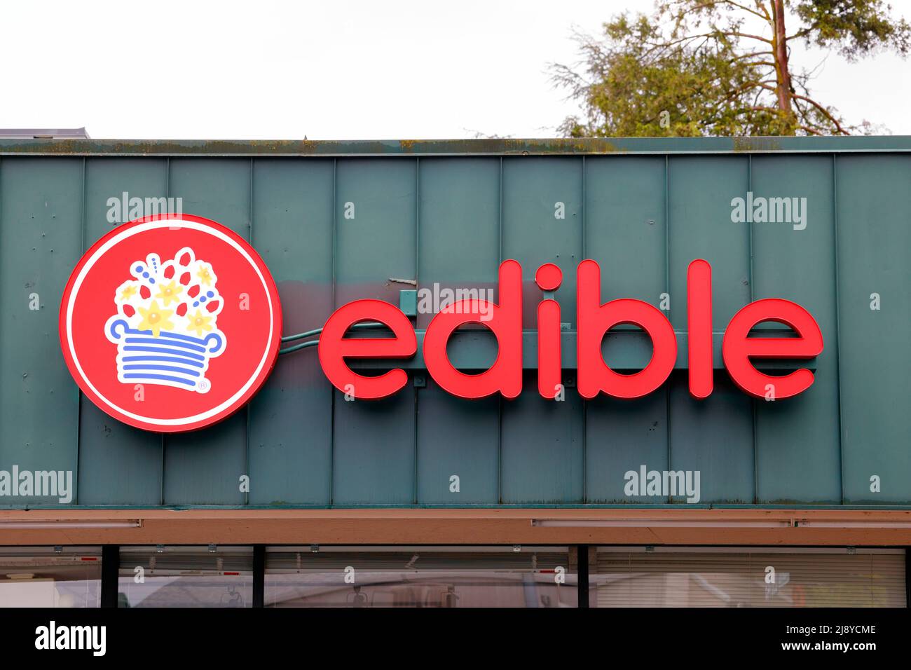 Cartellonistica retail per gli accordi con Edible presso un punto vendita a Portland, Oregon. Foto Stock