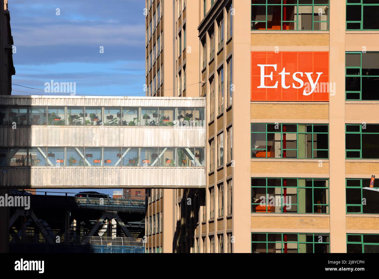 Sede centrale di Etsy, 117 Prospect St, Brooklyn, New York. Uffici aziendali di un mercato di e-commerce nel quartiere di Dumbo con ponte sospeso Foto Stock